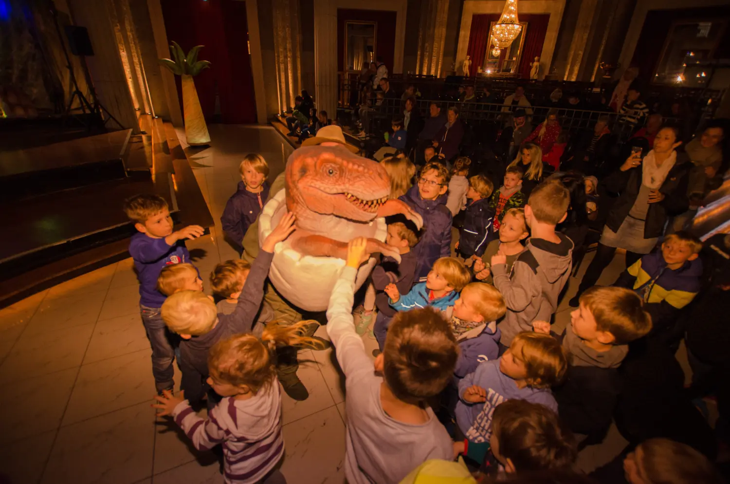 Die lebendige Dinosaurier Show, Kinder berühren das Dinosaurierbaby aus der Schale