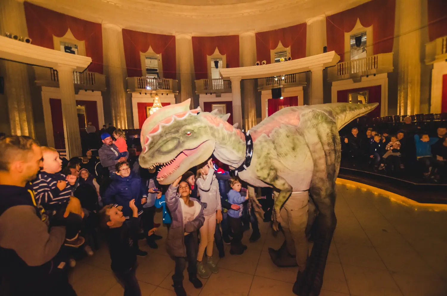 Die lebendige Dinosaurier Show, Kinder berühren Dinosaurier