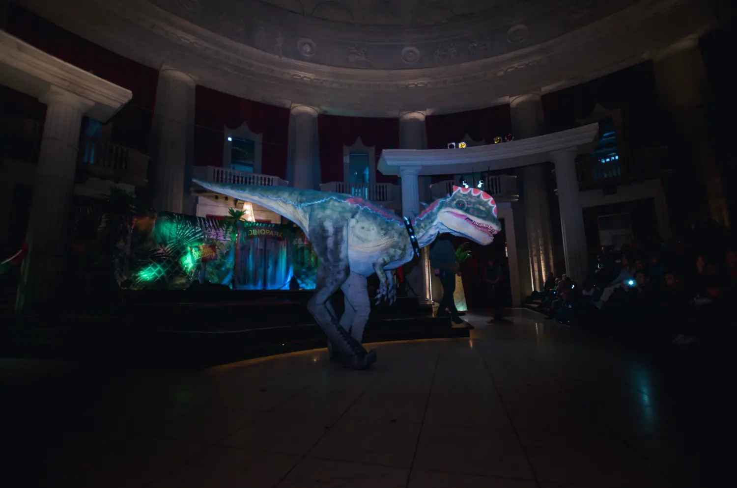 -Die lebendige Dinosaurier Show, Dino