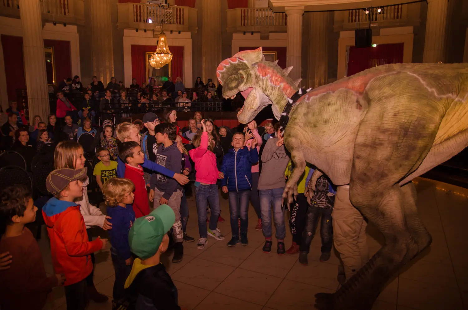 Die lebendige Dinosaurier Show, Kinder stehen um den Dinosaurier herum