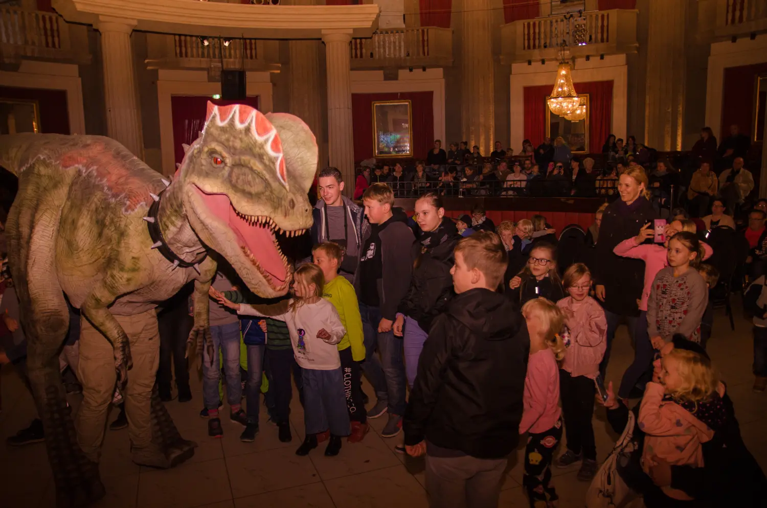 Die lebendige Dinosaurier Show, Kinder berühren Dinosaurier