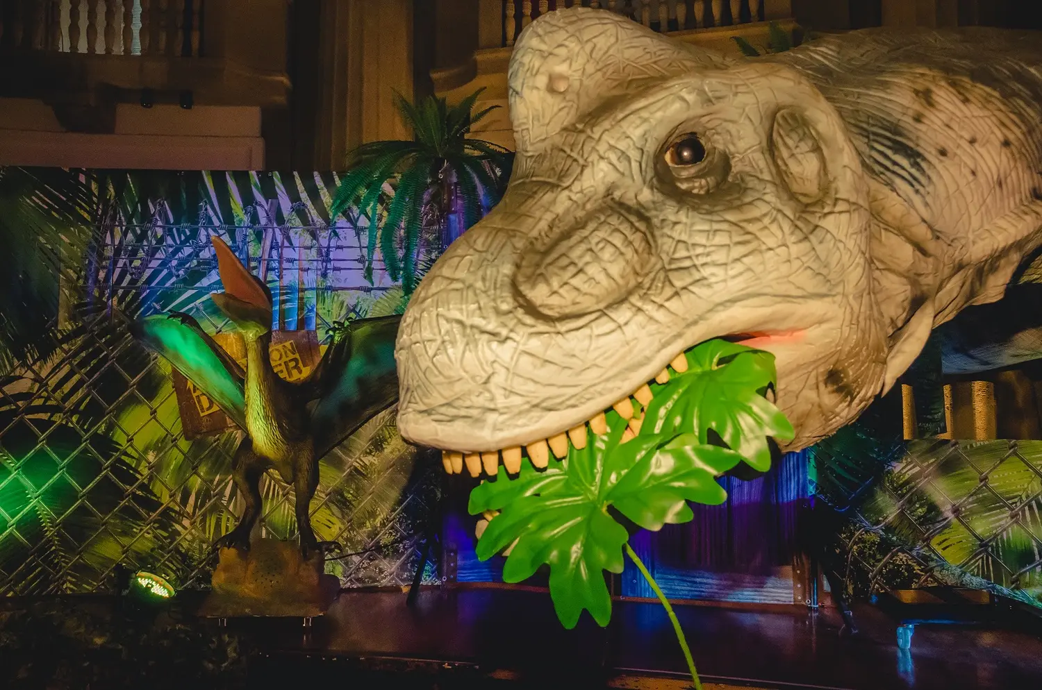 Die lebendige Dinosaurier Show, ein Dinosaurier, der Blätter frisst
