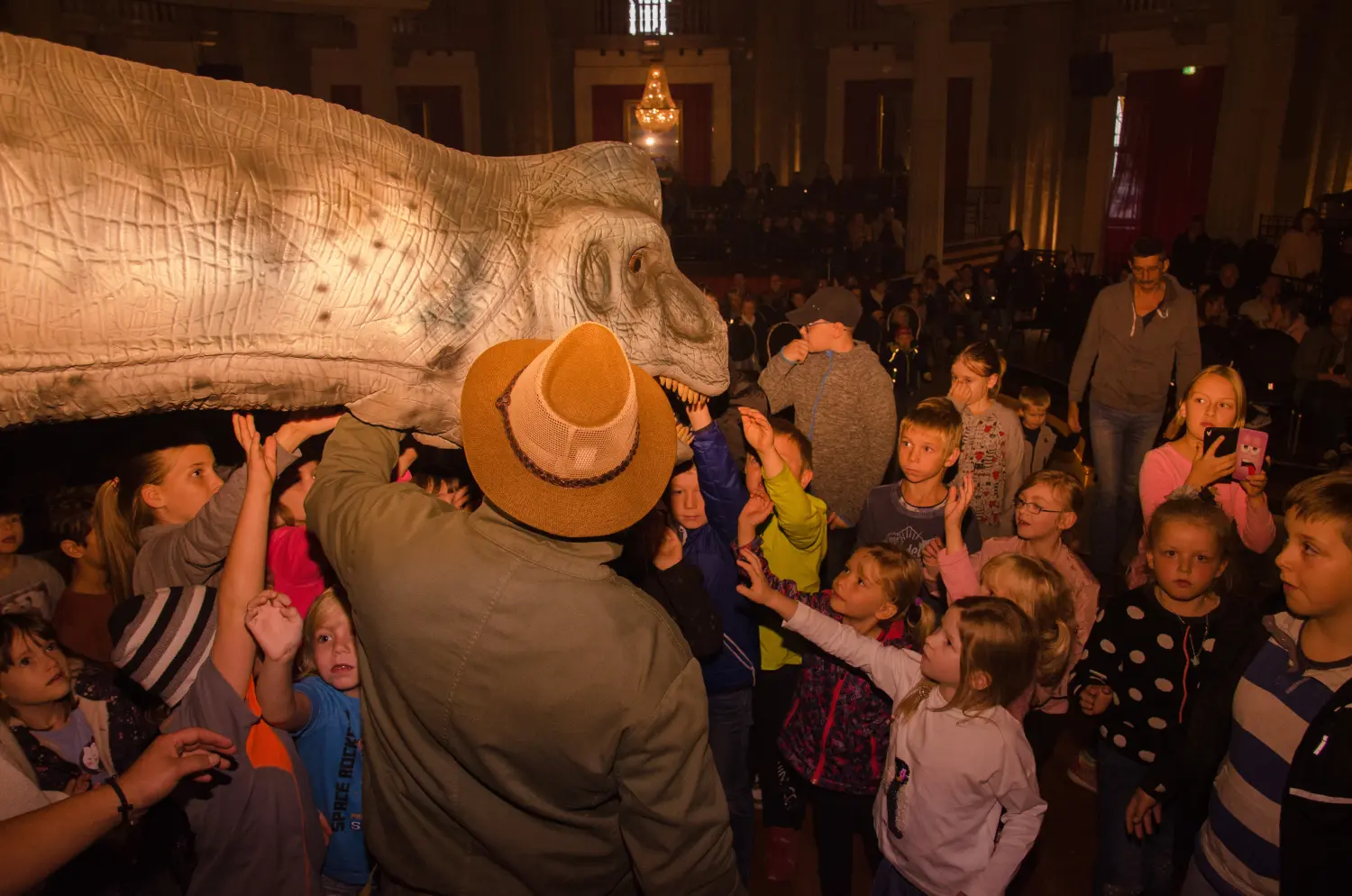 Die lebendige Dinosaurier Show, Kinder berühren Dinosaurier